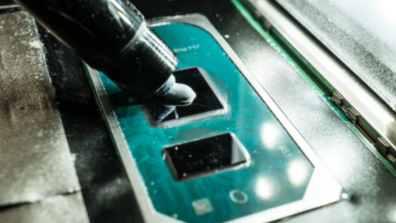 La pasta termica macchia i vestiti?