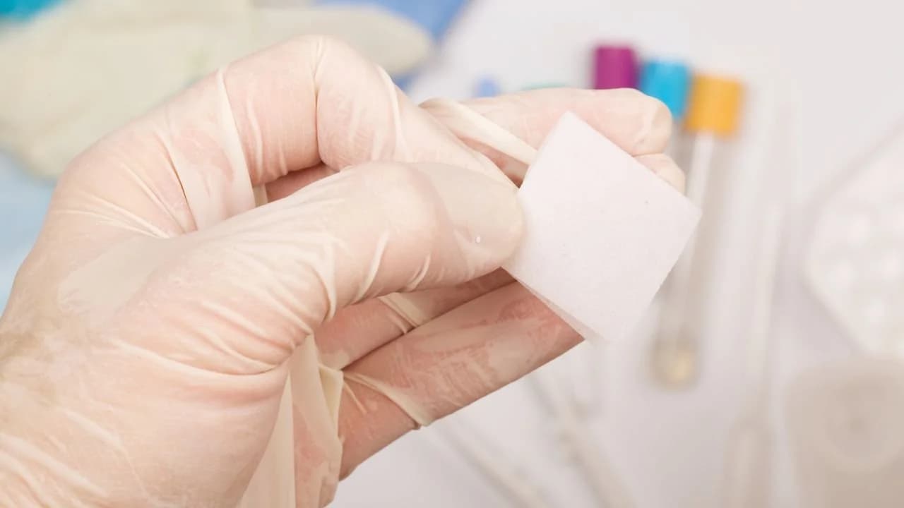 Il tampone imbevuto di alcol può pulire la pasta termica?