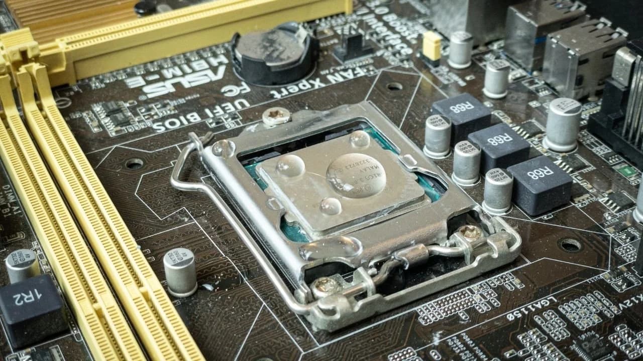 Si può pulire la pasta termica con l'acqua?