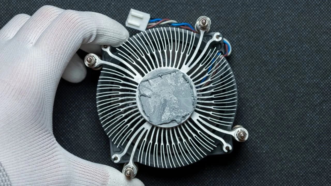 È giusto far funzionare un PC con pasta termica secca?